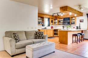 4 Mi to Beach Keaau Retreat with Relaxing Porch!